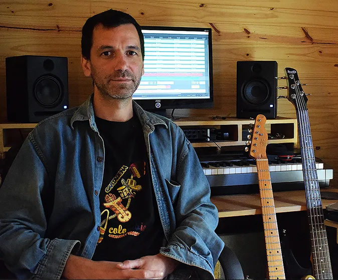 Damián Calle en su estudio, con sus guitarras y su teclado